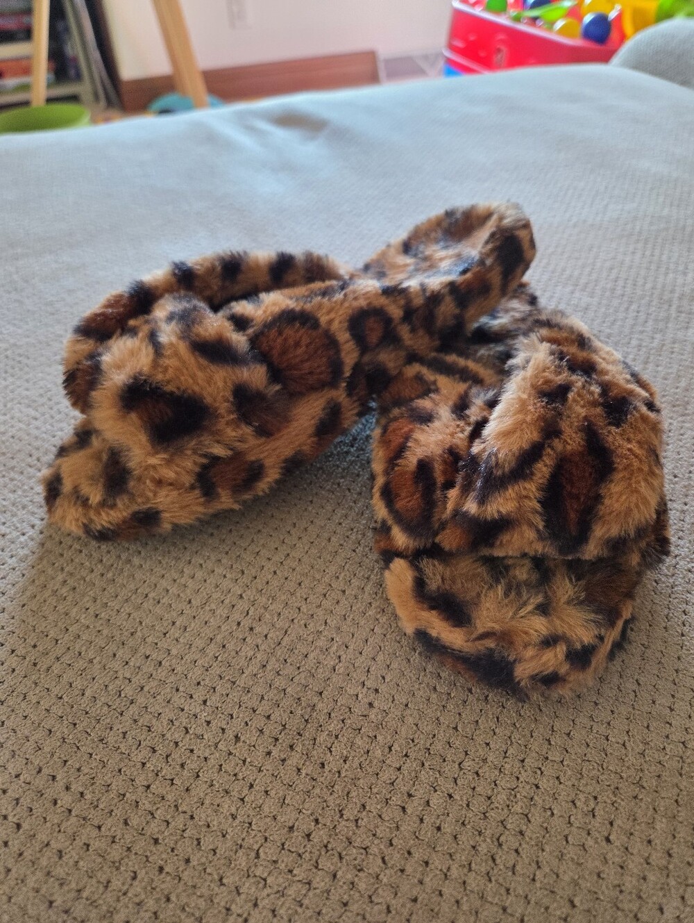 Serra Ladies Faux Fur Criss-Cross Slippers Slides in a leopard print pattern
